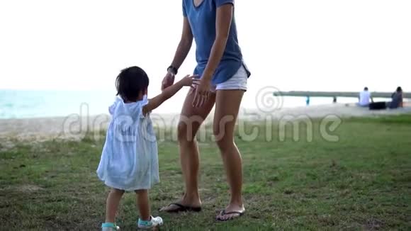 亚洲母亲和小婴儿的慢动作视频的预览图