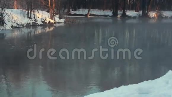 冬天的河流冬天公园里的薄雾笼罩着河流冬季景观米斯特河视频的预览图