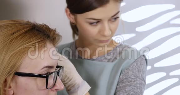 去诊所看皮肤科的女人视频的预览图