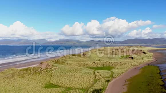 在阳光明媚的日子里爱尔兰海岸的景色令人惊叹视频的预览图