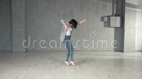 年轻女子表演现代舞视频的预览图