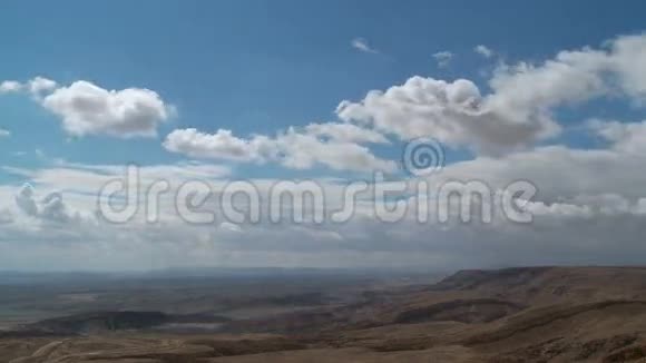 尼盖夫沙漠里的雷蒙火山口上空的云层消失视频的预览图
