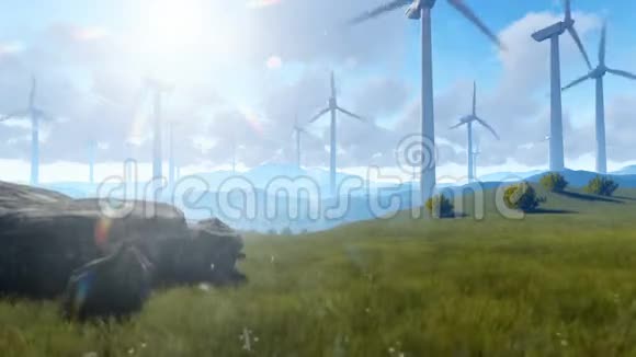 风力涡轮机农场在绿色草地上光线在多云的天空中倾斜视频的预览图