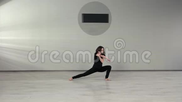 在演播室背景下表演现代舞的女人视频的预览图