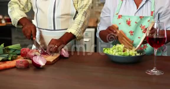 老人在厨房里切蔬菜女人在准备沙拉视频的预览图
