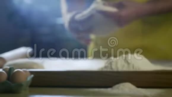 厨师用手在厨房4K的桌子上准备的面团视频的预览图