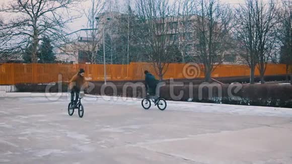 青少年骑着BMX在冬季公园慢动作做戏法120英尺视频的预览图