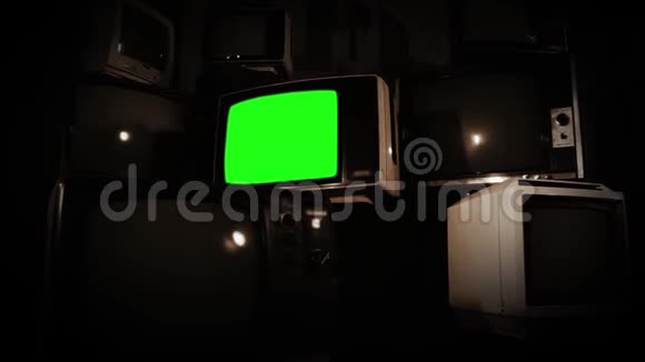 旧电视绿色屏幕与许多电视塞皮娅托内视频的预览图