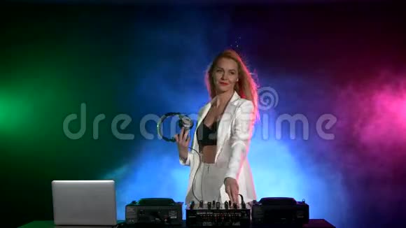 穿着白色夹克的漂亮微笑的DJ女孩视频的预览图