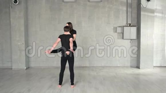 年轻的现代舞者在工作室跳舞视频的预览图