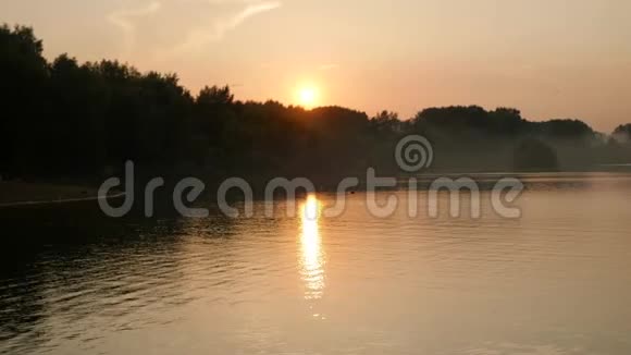 海边美丽的日落全景夕阳在水中的倒影视频的预览图