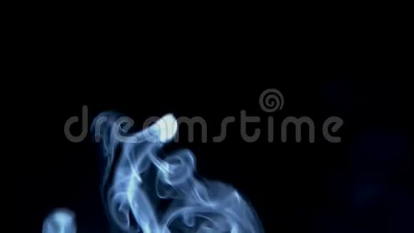 黑色背景上的烟雾抽象视频的预览图