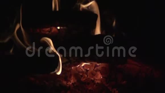 火焰燃烧火花和红色火焰的景象接近视频的预览图