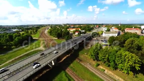 摄像机跟踪汽车在桥上空中镜头视频的预览图