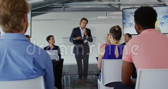 在商务会议上向听众讲话的男演讲者视频的预览图