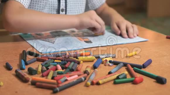 男孩用彩色粉笔和铅笔画画视频的预览图