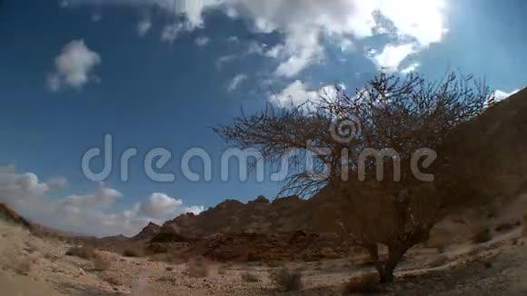 尼盖夫沙漠里的雷蒙火山口上空的云层消失视频的预览图