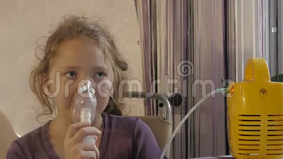 生病的女孩在家里被雾化吸入4k视频的预览图