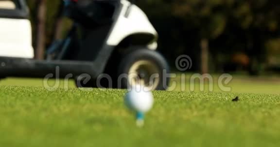 高尔夫球球在发球台上视频的预览图