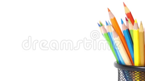 金属篮子中的彩色铅笔视频的预览图