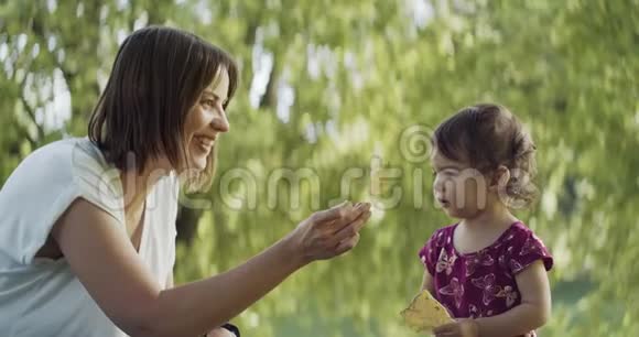 母亲和她的宝贝女儿在户外探险视频的预览图