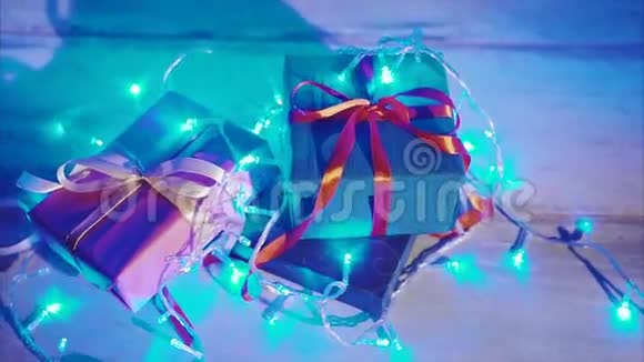 圣诞礼物和新年礼物都是蓝色的闪光花环视频的预览图