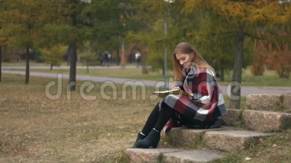 秋天公园里的女孩视频的预览图
