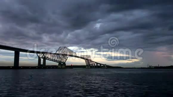 东京湾周围美丽桥梁的时间推移视频的预览图