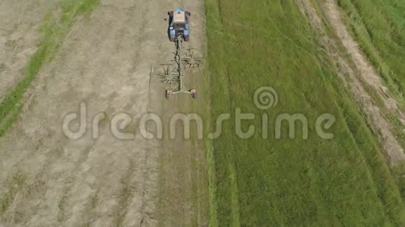 拖拉机和耙泰德在农场里视频的预览图