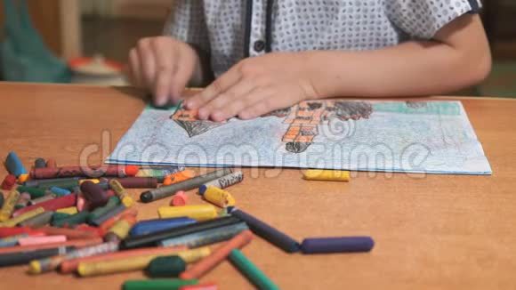 幼儿用粉笔和铅笔绘画视频的预览图