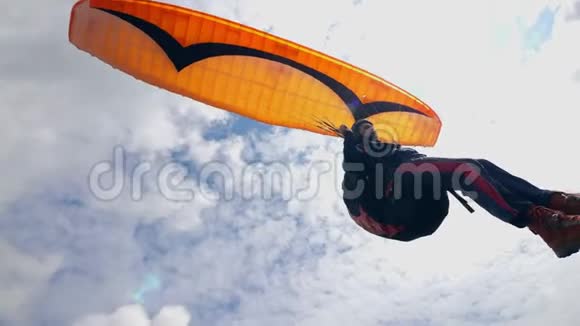 人类正在用滑翔伞飞翔天空空中滑翔伞活动视频的预览图