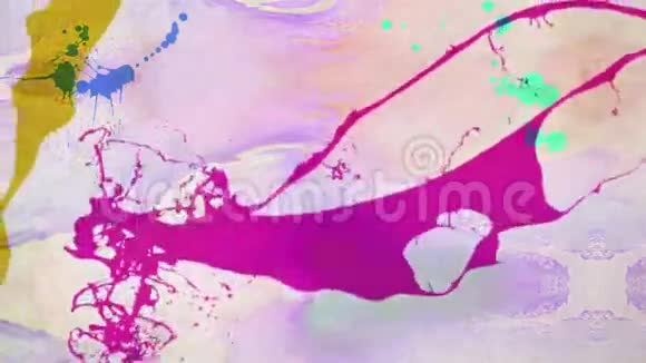 彩色绘画或水彩墨的无缝动画溅落在尘土飞扬的纸上创造多彩的背景视频的预览图