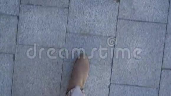 穿着靴子在人行道上行走的女性腿的俯视图视频的预览图