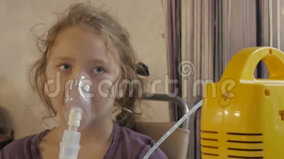 咳嗽女孩被雾化吸入4k视频的预览图