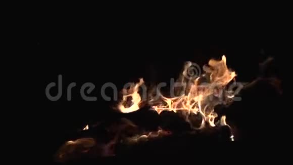火焰燃烧火花和红色火焰的景象接近视频的预览图