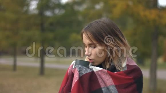 秋天公园里的女孩视频的预览图