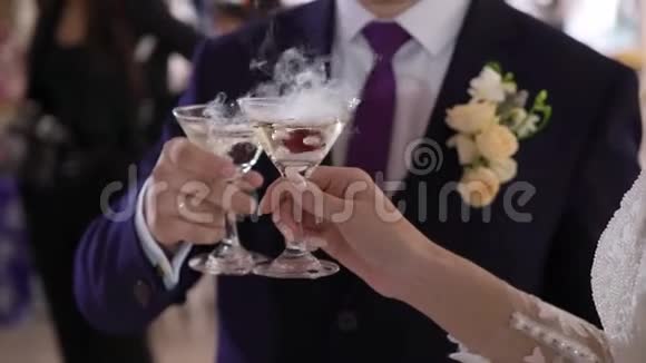 在聚会上手持一杯葡萄酒或香槟或其他酒精饮料的人视频的预览图