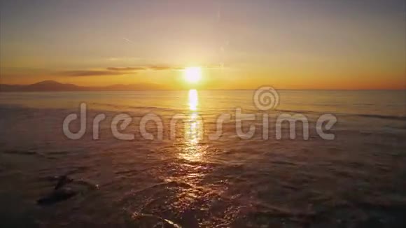 日落时海滩的空中镜头视频的预览图