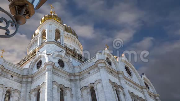 在移动的云彩的背景下观看基督救世主大教堂日俄罗斯莫斯科视频的预览图