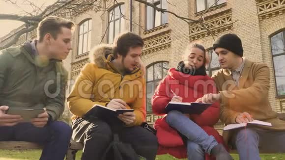 在大学附近讨论考试的年轻学生视频的预览图