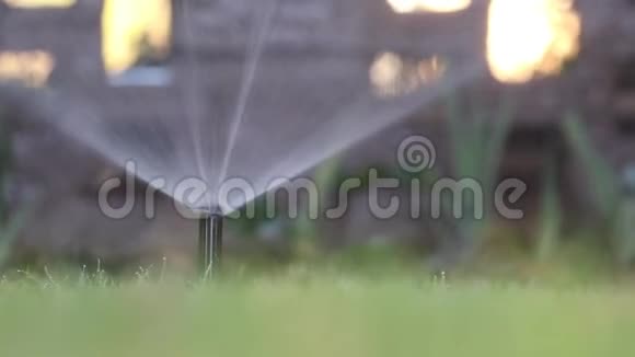 洒水系统浇水草坪视频的预览图