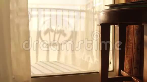温暖的热带微风吹着阳台上的窗帘视频的预览图