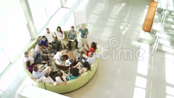 女商人领导与同事的头脑风暴会议视频的预览图