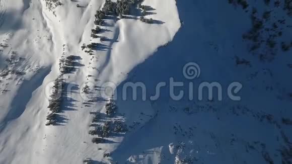 无人机飞越冬季的风景视频的预览图