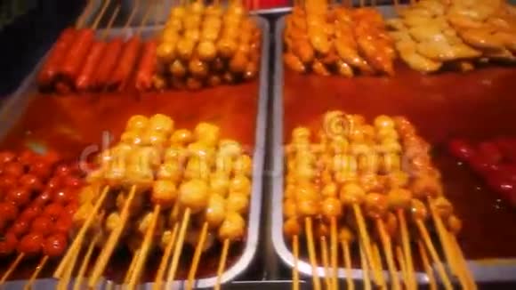 泰国街头美食炸香肠视频的预览图