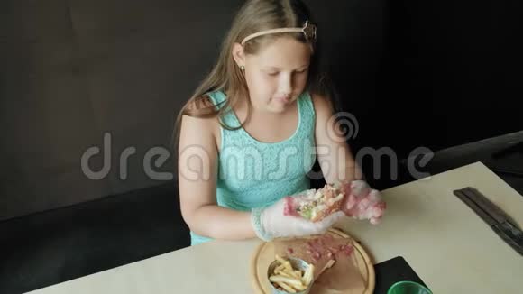 胖女孩急切地吃汉堡包健康饮食的概念视频的预览图