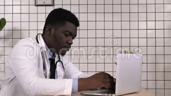 医生用笔记本电脑在桌子上工作视频的预览图