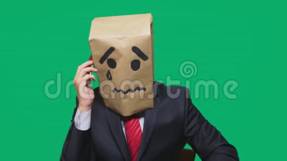 情感概念手势一个男人头上戴着一个包裹脸上涂着微笑哭着伤心地在电话里说话视频的预览图