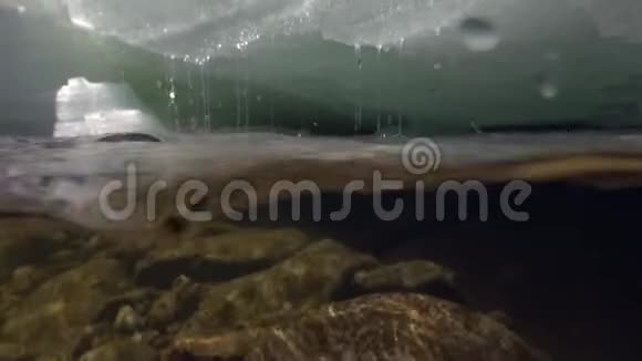在俄罗斯西伯利亚的Temnik山河的摄像机上滴水视频的预览图