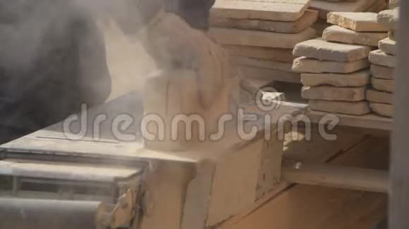 一个在机器上工作的人切割石头激光磁盘视频的预览图